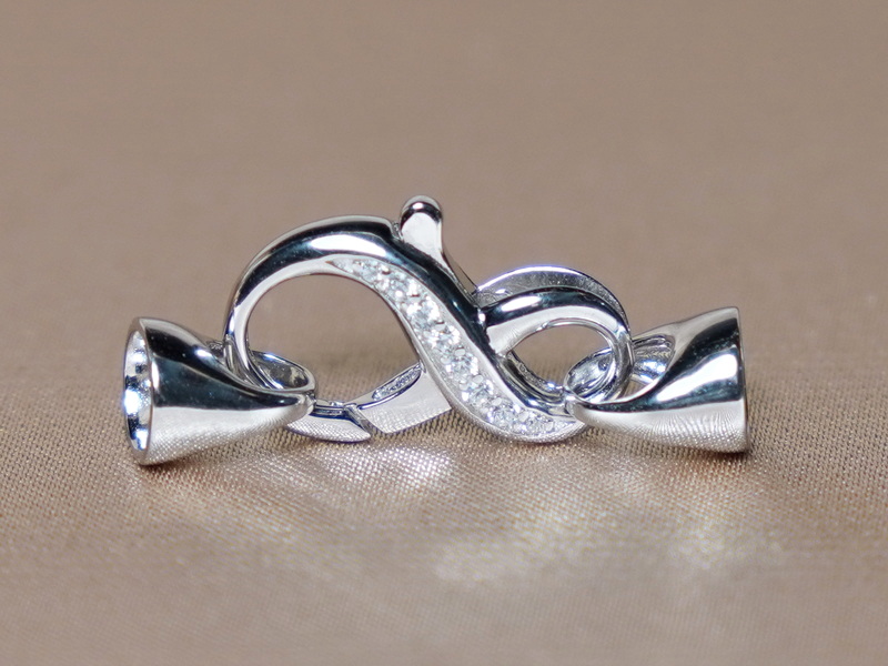 Elegantný strieborný perlový uzáver NEKONEČNO K02 Elegantný strieborný perlový uzáver NEKONEČNO K02