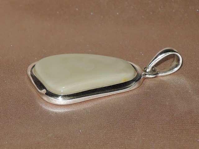 Jantárový prívesok JP020AA Jantárový prívesok JP020AA