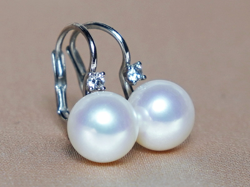 Zlaté náušnice 14K s japonskou akoya perlou a briliantom BC022WE-A Zlaté náušnice 14K s japonskou akoya perlou a briliantom BC022WE-A