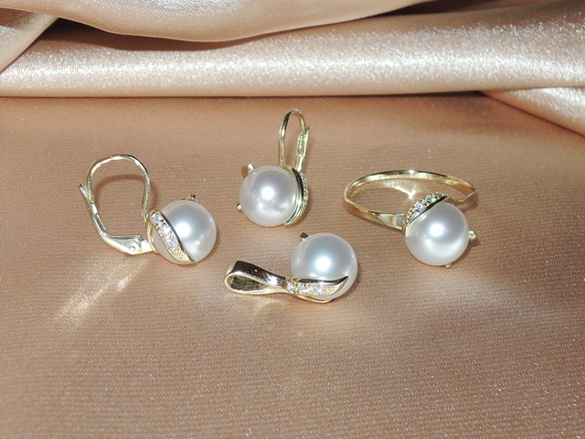 Súprava zlatých šperkov s japonskými akoya perlami a briliantmi BC05YS-A Súprava zlatých šperkov s japonskými akoya perlami a briliantmi BC05YS-A