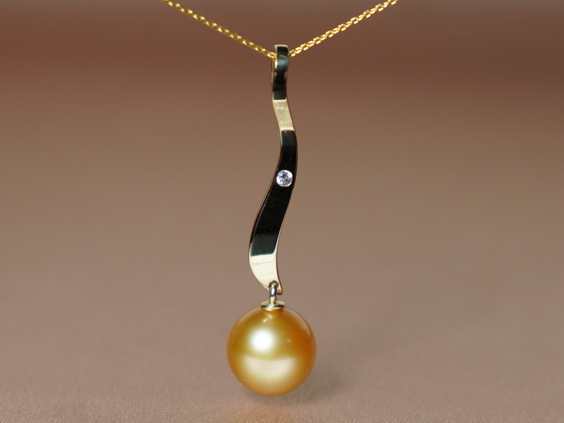 Zlatý prívesok s perlou Južného Pacifiku BC04YP-G Zlatý prívesok s perlou Južného Pacifiku BC04YP-G