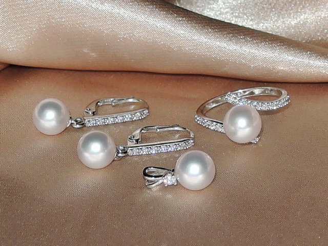 Súprava zlatých šperkov s japonskými akoya perlami AAA BC110WS-A Súprava zlatých šperkov s japonskými akoya perlami AAA BC110WS-A