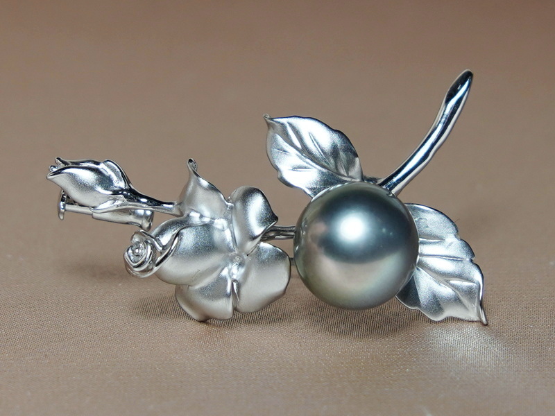 Strieborná brošňa s pravou tahitskou perlou BR014BR Strieborná brošňa s pravou tahitskou perlou BR014BR