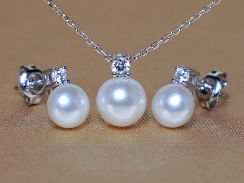 Strieborná súprava šperkov so zirkónmi a perlami PS2400SH Strieborná súprava šperkov so zirkónmi a perlami PS2400SH