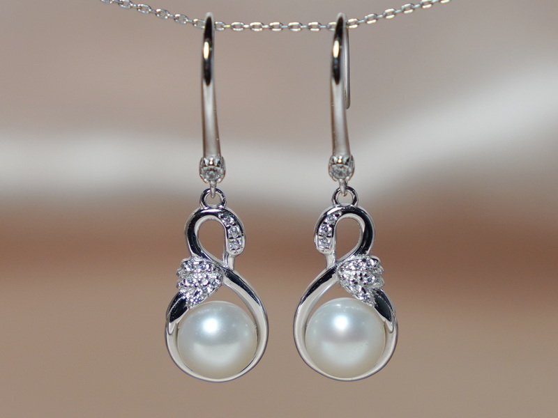 Strieborné náušnice labute so zirkónmi a perlami PE555B Strieborné náušnice labute so zirkónmi a perlami PE555B