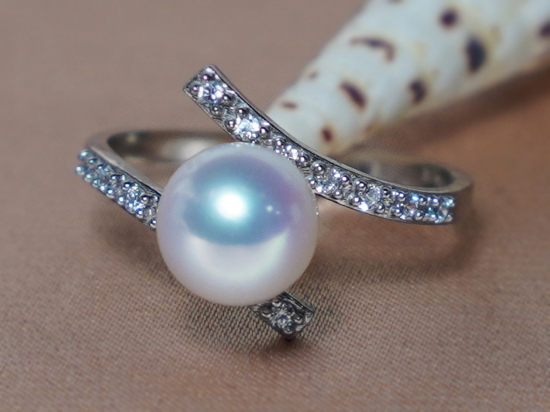 Strieborný prsteň so sladkovodnou perlou a zirkónmi BC029SR-W Strieborný prsteň so sladkovodnou perlou a zirkónmi BC029SR-W