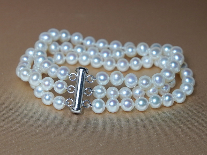 Trojradový perlový náramok TB6065AA+wT Trojradový perlový náramok TB6065AA+wT