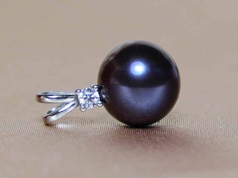 Zlatý prívesok s čiernou perlou BC025WFP-B Zlatý prívesok s čiernou perlou BC025WFP-B