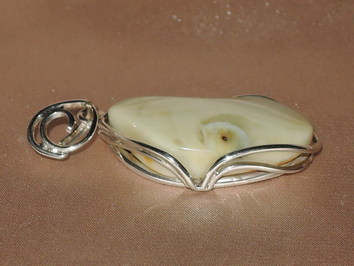 Jantárový prívesok JP021AA Jantárový prívesok JP021AA