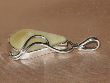 Jantárový prívesok JP024AA Jantárový prívesok JP024AA