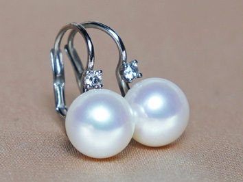 Zlaté náušnice 14K s japonskou akoya perlou a briliantom BC022WE-A Zlaté náušnice 14K s japonskou akoya perlou a briliantom BC022WE-A