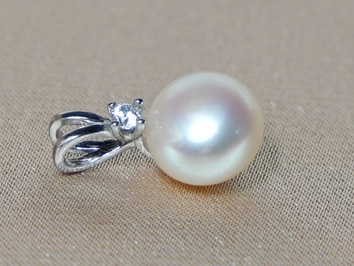 Prívesok s perlou BC026SBP-W Prívesok s perlou BC026SBP-W