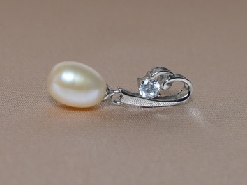 Prívesok s perlou SFPD042T Prívesok s perlou SFPD042T