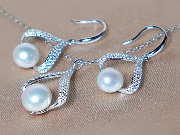 Set šperkov zo striebra so zirkónmi a bielymi perlami PS444B Set šperkov zo striebra so zirkónmi a bielymi perlami PS444B