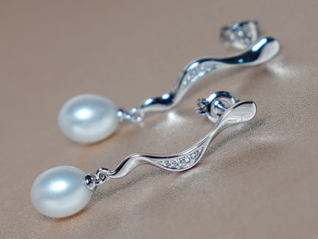 Strieborné náušnice s riečnymi perlami a zirkónmi PE2379SH Strieborné náušnice s riečnymi perlami a zirkónmi PE2379SH