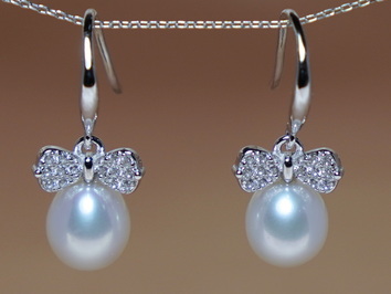 Strieborné perlové náušnice so zirkónmi a pravými perlami PE2312SH Strieborné perlové náušnice so zirkónmi a pravými perlami PE2312SH