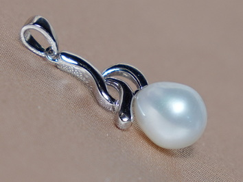 Strieborný prívesok so sladkovodnou perlou PP2158SH Strieborný prívesok so sladkovodnou perlou PP2158SH