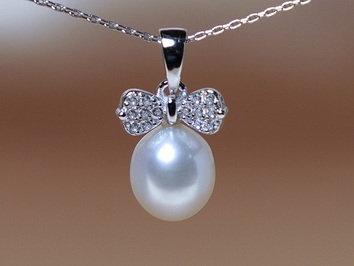 Strieborný prívesok so zirkónmi a sladkovodnou perlou PP2312SH Strieborný prívesok so zirkónmi a sladkovodnou perlou PP2312SH