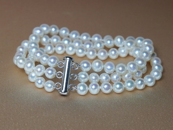 Trojradový perlový náramok TB6065AA+wT Trojradový perlový náramok TB6065AA+wT