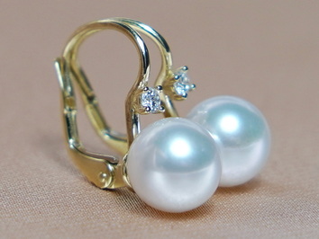 Zlaté náušnice 14K s japonskou akoya perlou a briliantom BC022YE-A Zlaté náušnice 14K s japonskou akoya perlou a briliantom BC022YE-A