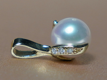 Zlatý prívesok s akoya perlou BC05YP-A Zlatý prívesok s akoya perlou BC05YP-A