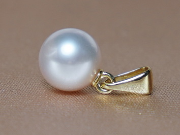 Zlatý prívesok s bielou juhomorskou perlou SSwP001B Zlatý prívesok s bielou juhomorskou perlou SSwP001B