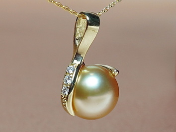 Zlatý prívesok s juhomorskou perlou BC05YP-G Zlatý prívesok s juhomorskou perlou BC05YP-G