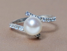 Strieborný prsteň s perlou