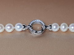 Elegantný strieborný perlový uzáver kruh K03 Ozdobný strieborný perlový uzáver s kamienkami.JPG K03