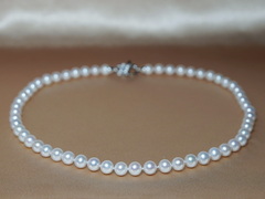 Perlový náhrdelník z bielych riečnych perál RSN7075AAAwA Perlový náhrdelník z pravých riečnych perál RSN7075AAAwA.1.JPG RSN7075AAAwA