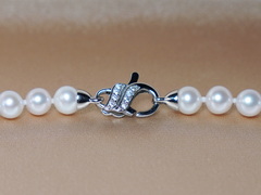 Elegantný strieborný perlový uzáver zdobený kamienkami K01 Perlový uzáver K01.jpg K01