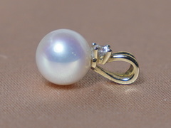 Prívesok s pravou riečnou perlou BC025YFP-W Prívesok s pravou riečnou perlou BC025YFP-W.1.JPG BC025YFP-W