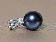 Prívesok so sladkovodnou perlou v striebre BC026SBP-B Prívesok so sladkovodnou perlou v striebre BC026SBP-B.1.JPG BC026SBP-B