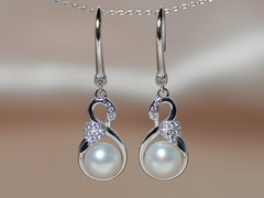 Strieborný set šperkov s motívom labutí a perlami PS555B Strieborné náušnice labute so zirkónmi a sladkovodnými perlami PE555B.JPG PS555B