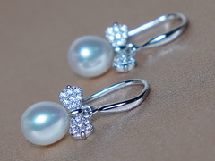 Strieborné perlové náušnice so zirkónmi a pravými perlami PE2312SH Strieborné náušnice so zirkónmi a pravými perlami PE2312SH.1.JPG PE2312SH