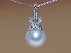 Strieborné šperky so zirkónmi a sladkovodnými perlami PS8035SH Strieborný prívesok s pravou perlou a zirkónmi PP8035SH.JPG PS8035SH