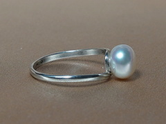 Prsteň s perlou BC028SBR-W Strieborný prsteň s pravou sladkovodnou perlou BC028SBR-W_1.JPG BC028SBR-W