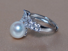 Strieborný prsteň so zirkónmi a sladkovodnou perlou PR8035SH Strieborný prsteň so zirkónmi a sladkovodnou perlou PR8035H.1.JPG PR8035SH