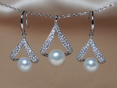 Set šperkov zo striebra so zirkónmi a bielymi perlami PS444B Strieborný set šperkov s pravými perlami a zirkónmi PS444B.JPG PS444B