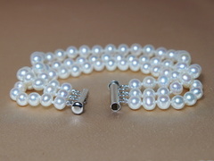 Trojradový perlový náramok TB6065AA+wT Trojradový perlový náramok TB6065AA+wT.1.JPG TB6065AA+wT