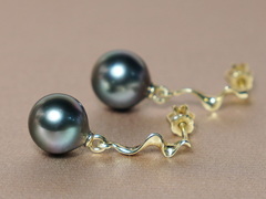 Zlaté náušnice 14K s tahitskými perlami TDyE200ZM Zlaté náušnice 14K s tahitskými perlami TDyE200ZM.1.JPG TDyE200ZM