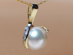 Zlatý prívesok 14K s japonskou akoya perlou BC05YP-A Zlatý prívesok s akoya perlou BC05YP-A-3.JPG BC05YP-A