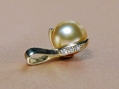 Zlatý prívesok 14K s juhomorskou perlou a briliantmi BC05YP-G Zlatý prívesok s juhomorskou perlou BC05YP-G-1.JPG BC05YP-G