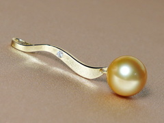 Zlatý prívesok s perlou Južného Pacifiku BC04YP-G Zlatý prívesok s perlou Južného Pacifiku BC04YP-G.1.JPG BC04YP-G