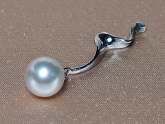 Prívesok s perlou RwGPAAAwM Zlatý prívesok s perlou RwGPAAAwM.1.JPG RwGPAAAwM