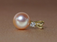 Prívesok s perlou BC025YFP-P privesok-s-perlou-a dimantom bc025yfp-p.JPG BC025YFP-P