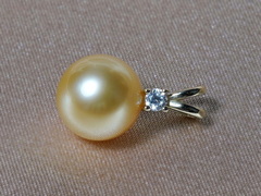 Zlatý prívesok 14K s perlou Južného Pacifiku a briliantom BC025YP-G privesok-s-perlou-bc025yp-g.jpg BC025YP-G