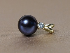 Prívesok s perlou BC025YFP-B zlaty privesok-s-perlou a zirkonom-bc025yfp-b.JPG BC025YFP-B